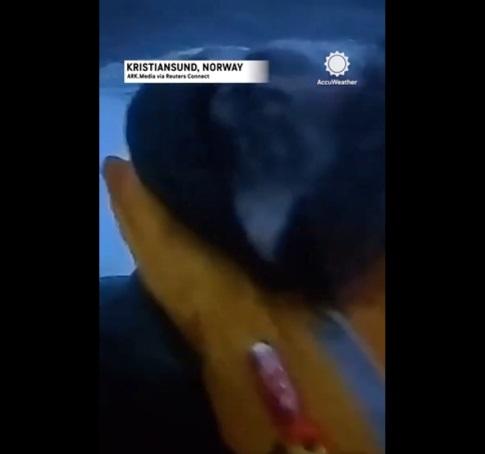 記者站起身,一邊爆笑。(互聯網)