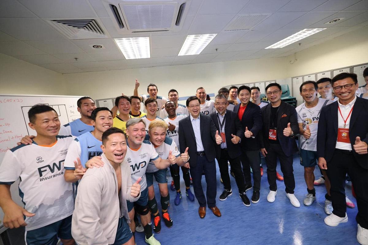 李家超賽後進入更衣室與港隊全體球員合照。(李家超FB)