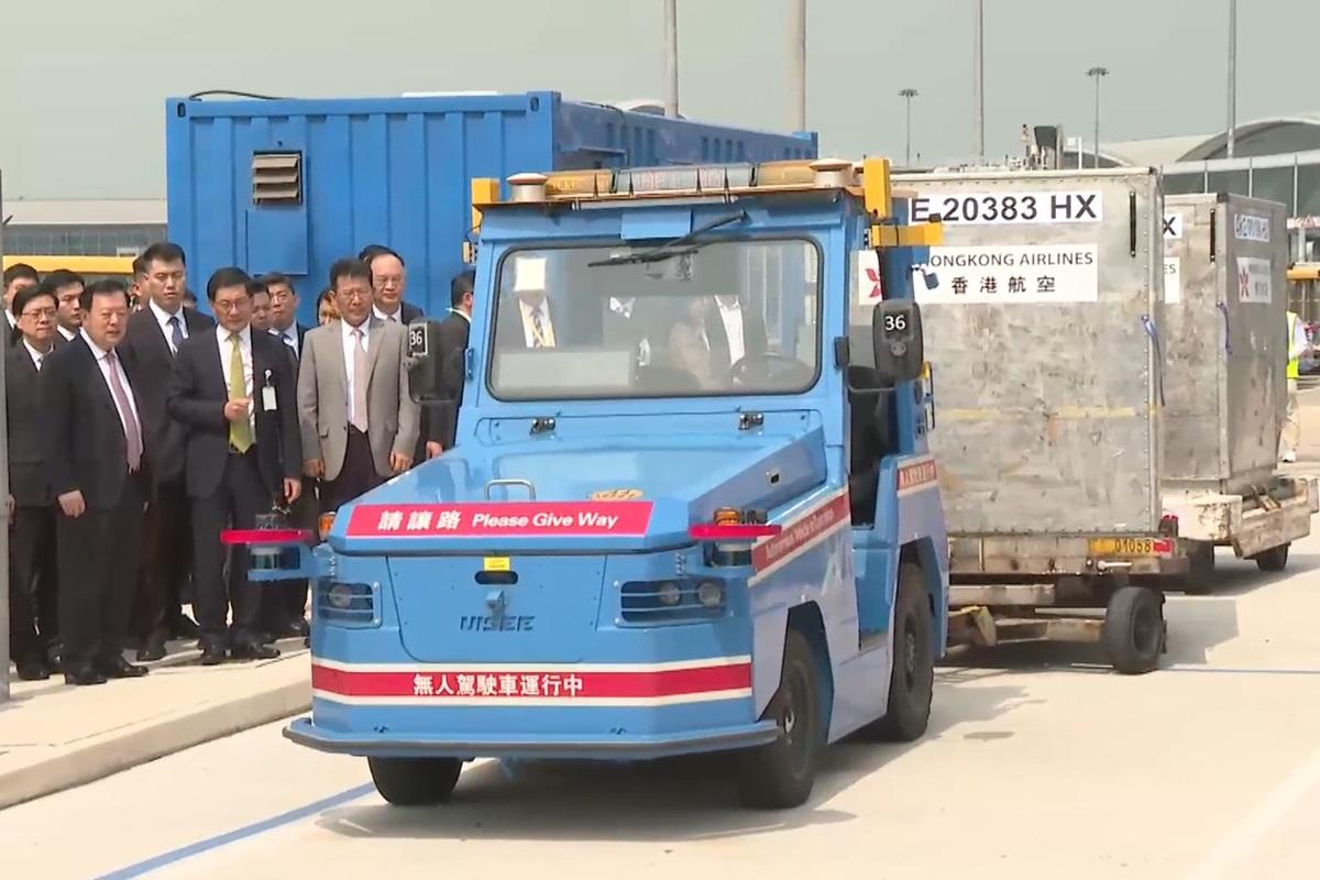 夏寶龍(左二)到機場視察。(政府新聞處片段截圖)