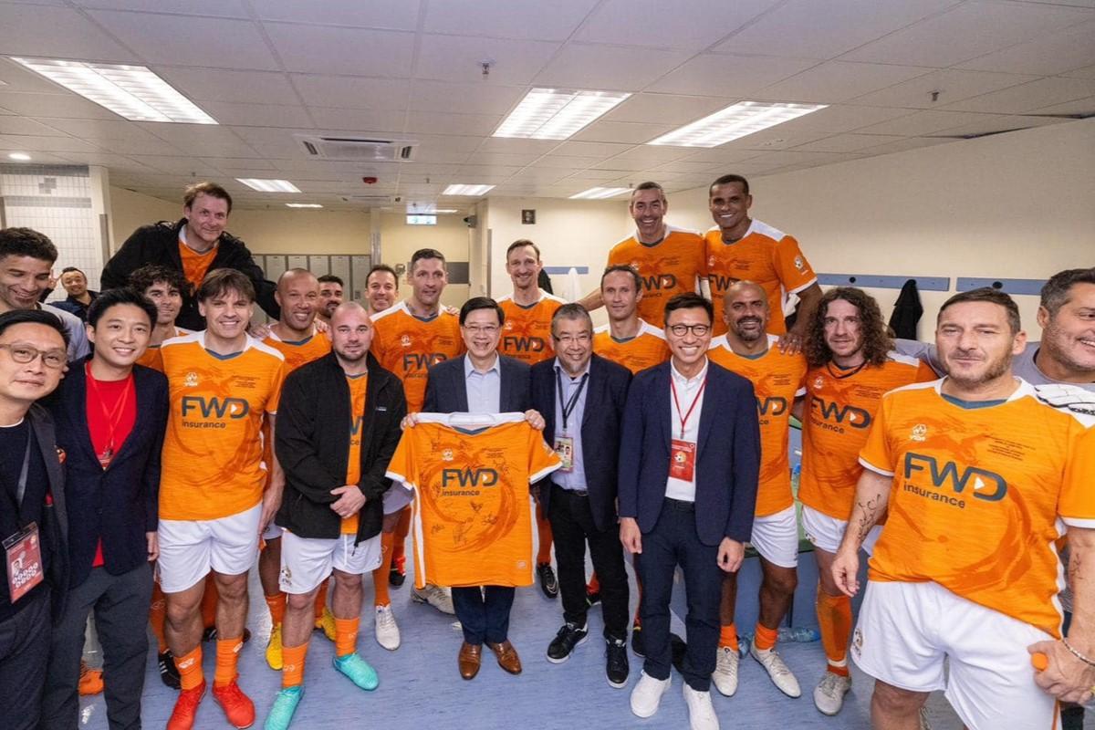 李家超賽後進入更衣室與世界明星隊全體球員合照。(李家超FB)