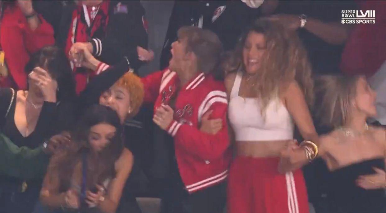 Taylor Swift肉緊為男友打氣,更顯得七情上面。