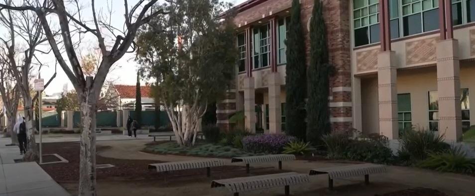 案發的比華利維斯塔中學。(互聯網)