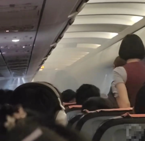 菲律賓皇家航空一班由長灘島飛往上海的RW602客機,周一(19日)飛行途中有乘客的充電器爆炸,機艙布滿濃煙,導致客機急降香港。機場消防及應急救援人員趕到現場處置,事件中沒人受傷。