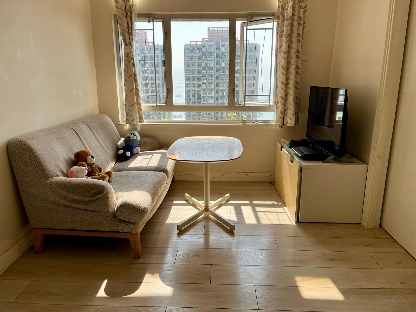 米色的大廳裝潢,設計柔和舒服,室內光線亦充沛。