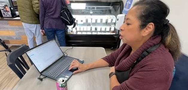 老闆娘向媒體講述事發經過。(互聯網)