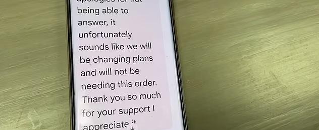 老闆娘展示Tesla代表的棄單短訊。(互聯網)