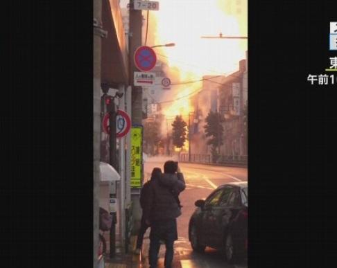 東京大田區一間食店爆炸起火,火勢猛烈。(互聯網)