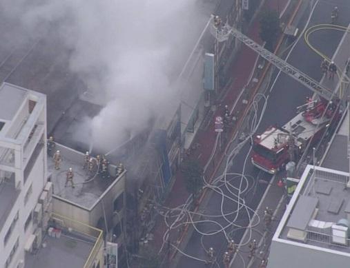 消防架起雲梯救火。(互聯網)