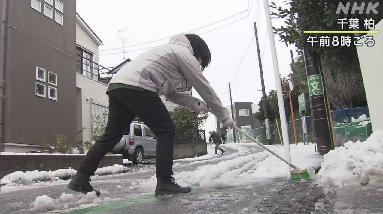 千葉縣居民周二早上清理積雪。(互聯網)