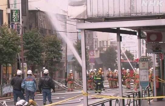 消防開喉灌救。(互聯網)