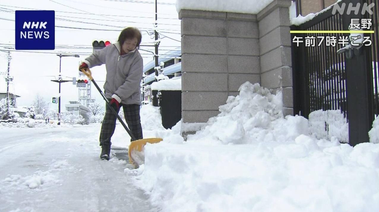 長野縣居民周二早上清理積雪。(互聯網)