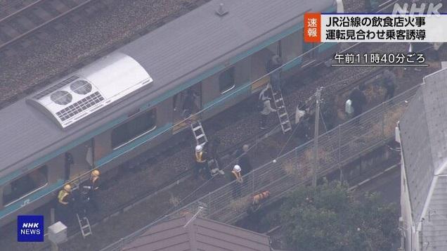 列車停駛,乘客沿路軌疏散。(互聯網)