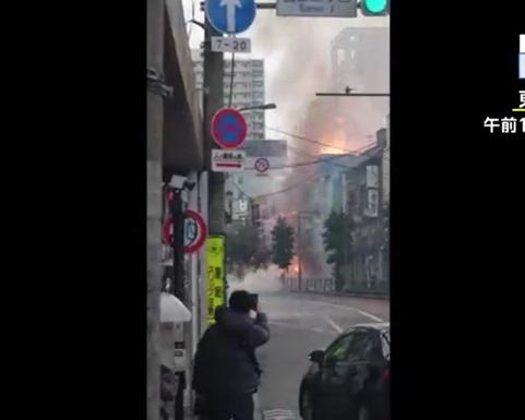 東京大田區一間食店爆炸起火,火勢猛烈。(互聯網)