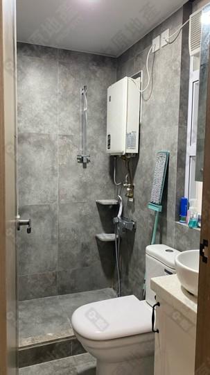 水泥風設計的浴室,保養得宜,仍十分新淨。(代理提供)