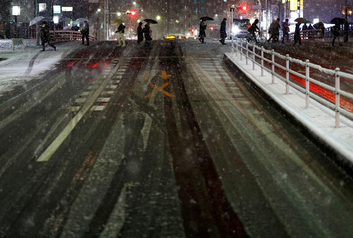 東京周一降雪,路面積雪。(路透社)