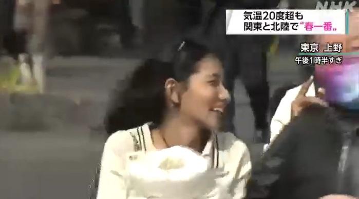 關東地區周四吹起春天從南方吹來的春一番,其中上野一名女士被吹起秀髮。(互聯網)