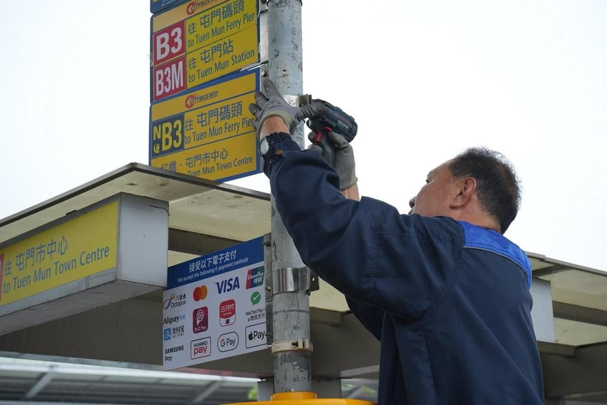 城巴已在NB3線的主要巴士站,安裝特製的通宵巴士站旗。(城巴提供)