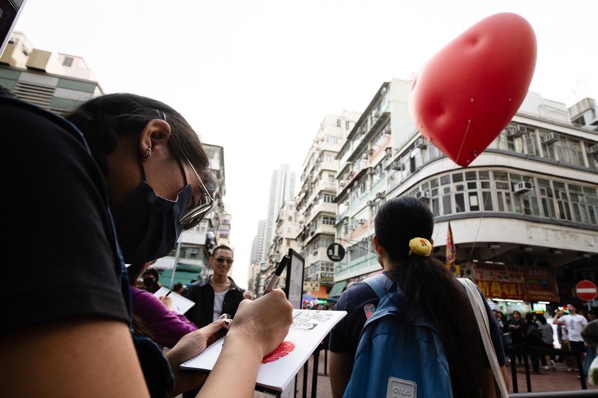 「快閃追心團」參加者在紅心前速畫。(活現香港提供)