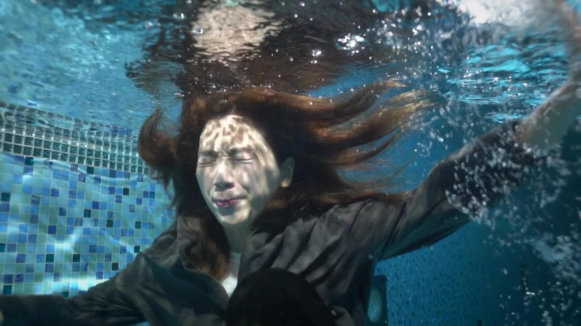 今晚一集,晴天跌落泳池後,突然閃出當日墮崖嘅記憶!