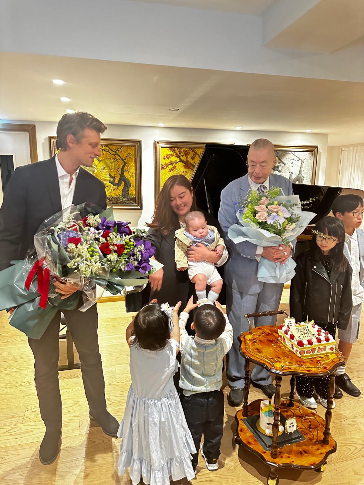 前法國總理Dominique de Villepin兒子潘雅德(左一)送花祝賀劉詩昆生日。