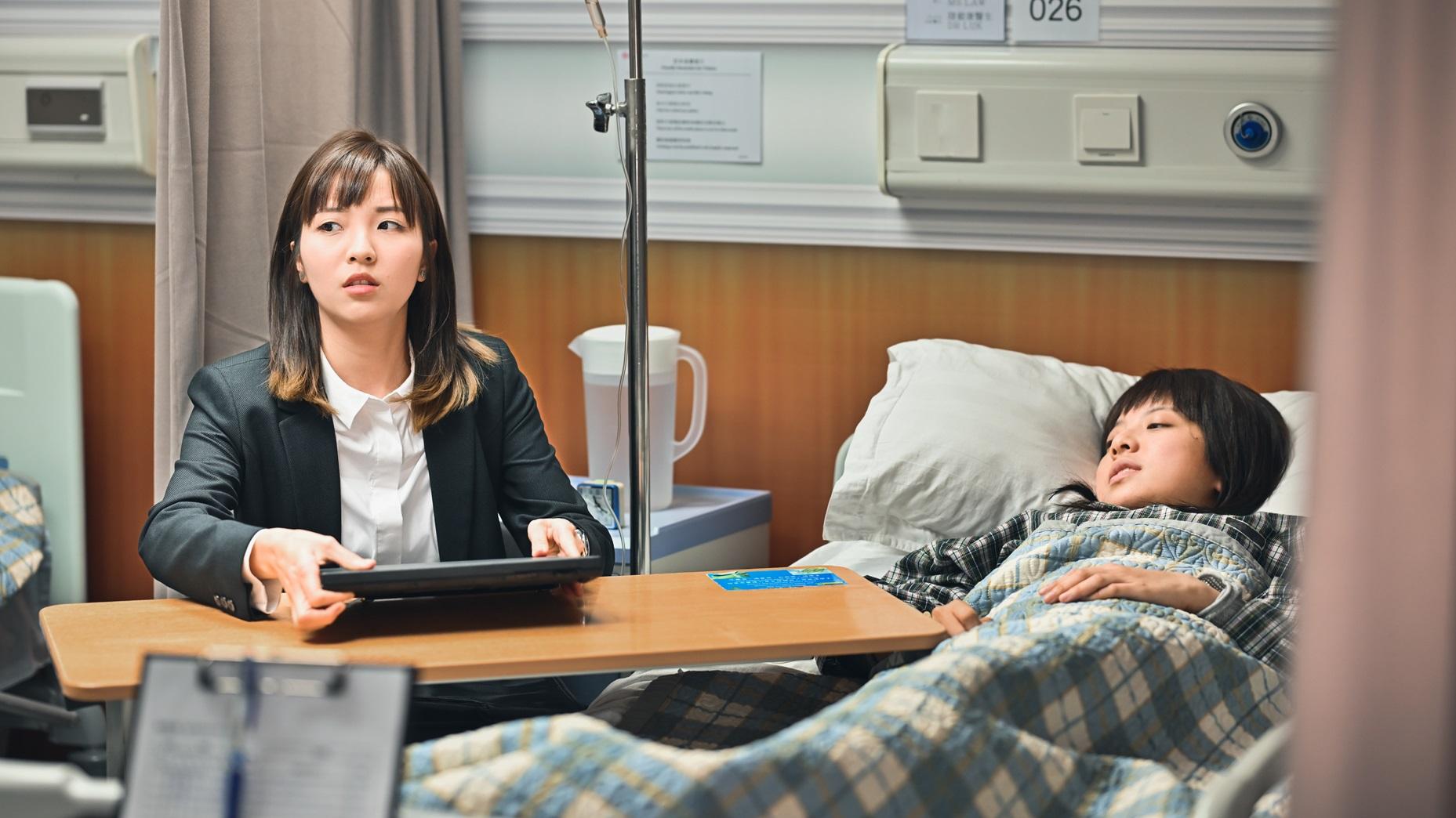 鍾雪瑩和吳冰合演《填詞L》。(羅錦鴻攝)