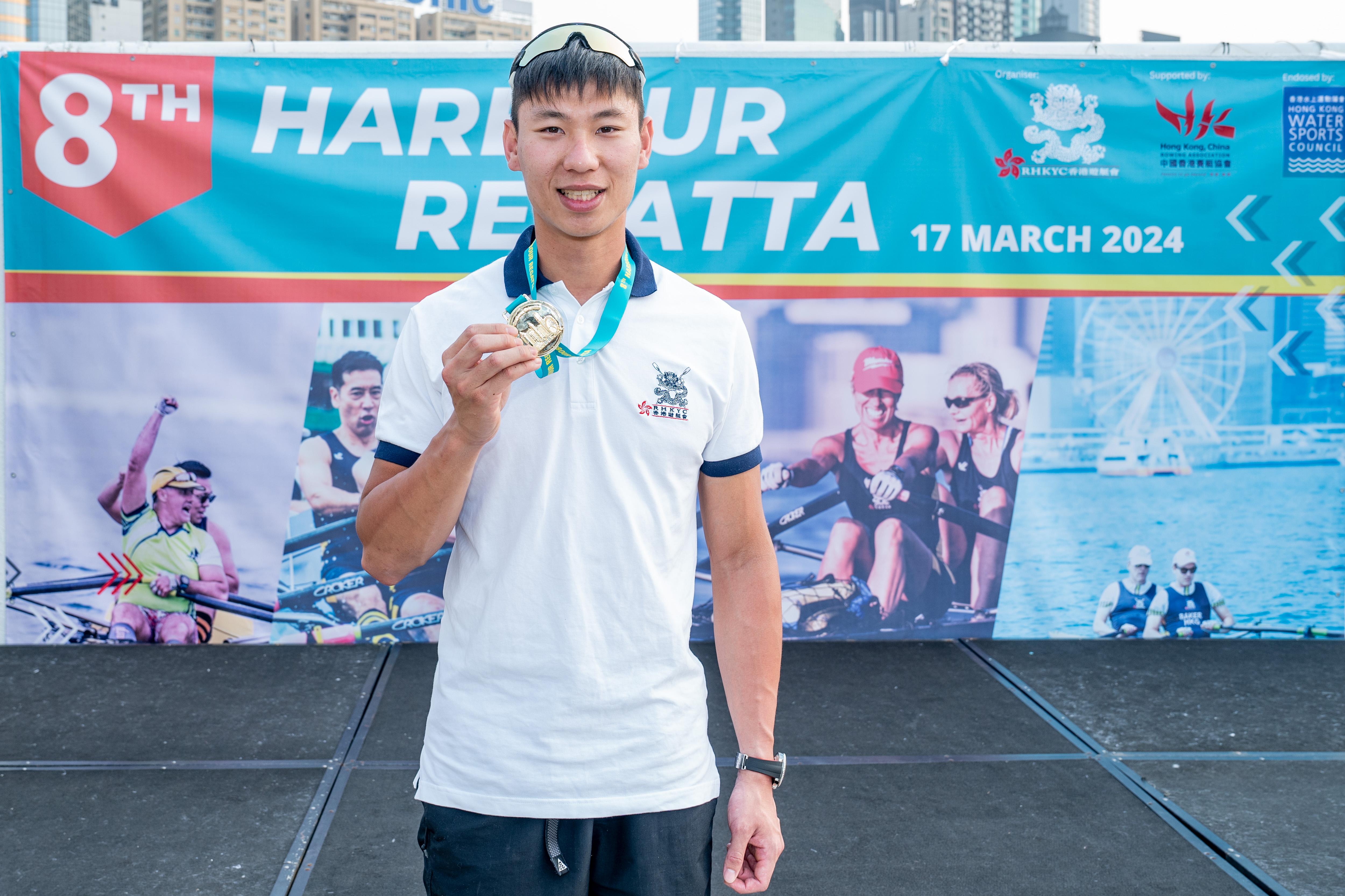 將陳鈺文在香港遊艇會主辦的「第八屆維港賽艇賽」「公開 組單人雙槳艇」項目掄元。