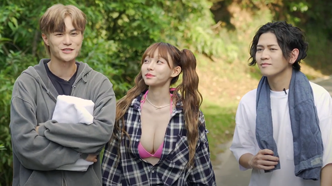 女神林襄帶阿倫、John浸野溪溫泉,體驗當地白硫橫泉。