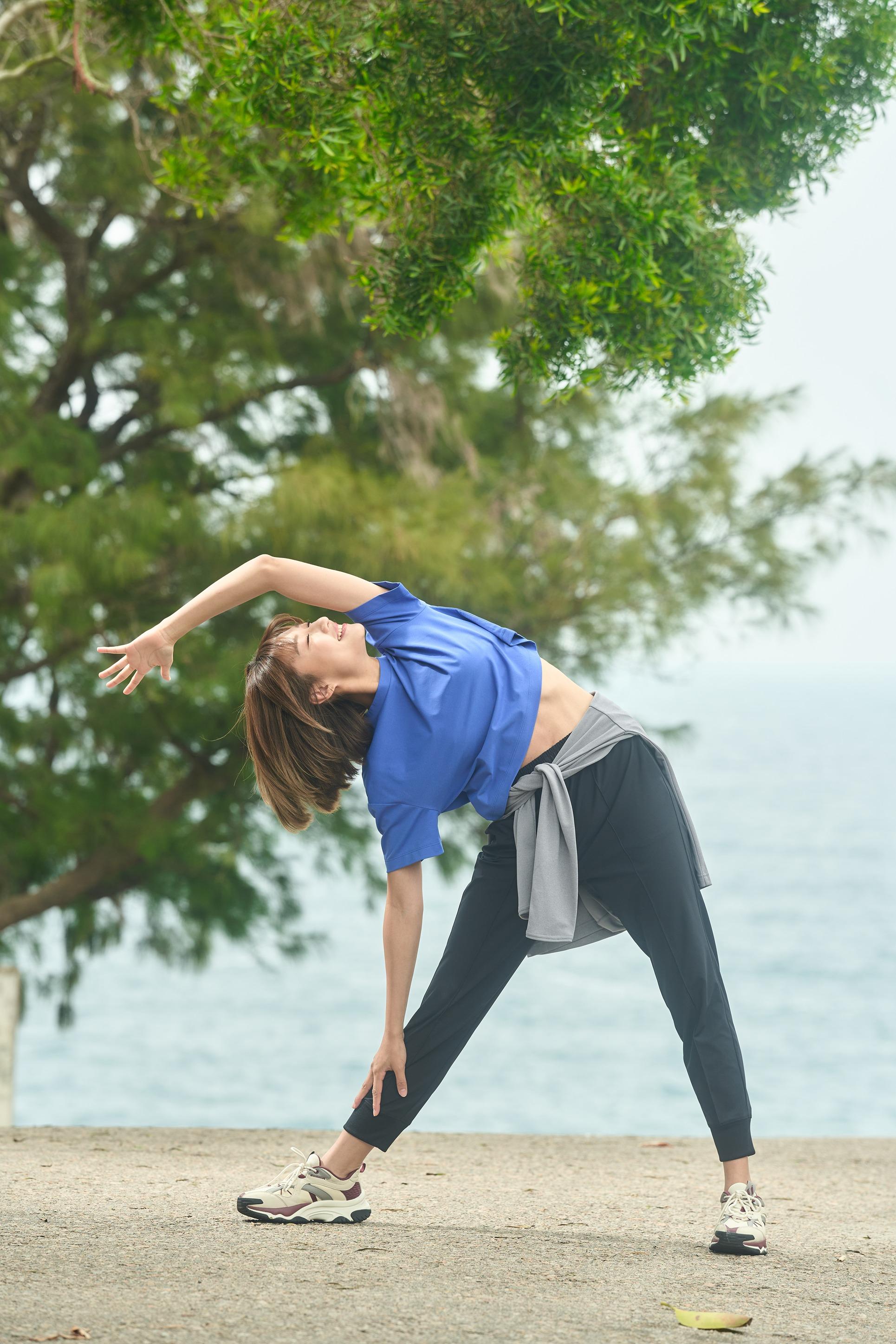 女裝抗紫外線吸汗速乾拉鏈連帽外套 $228 女裝抗紫外線吸汗速乾短袖T裇 $128 女裝抗紫外線速乾束腳褲 $288