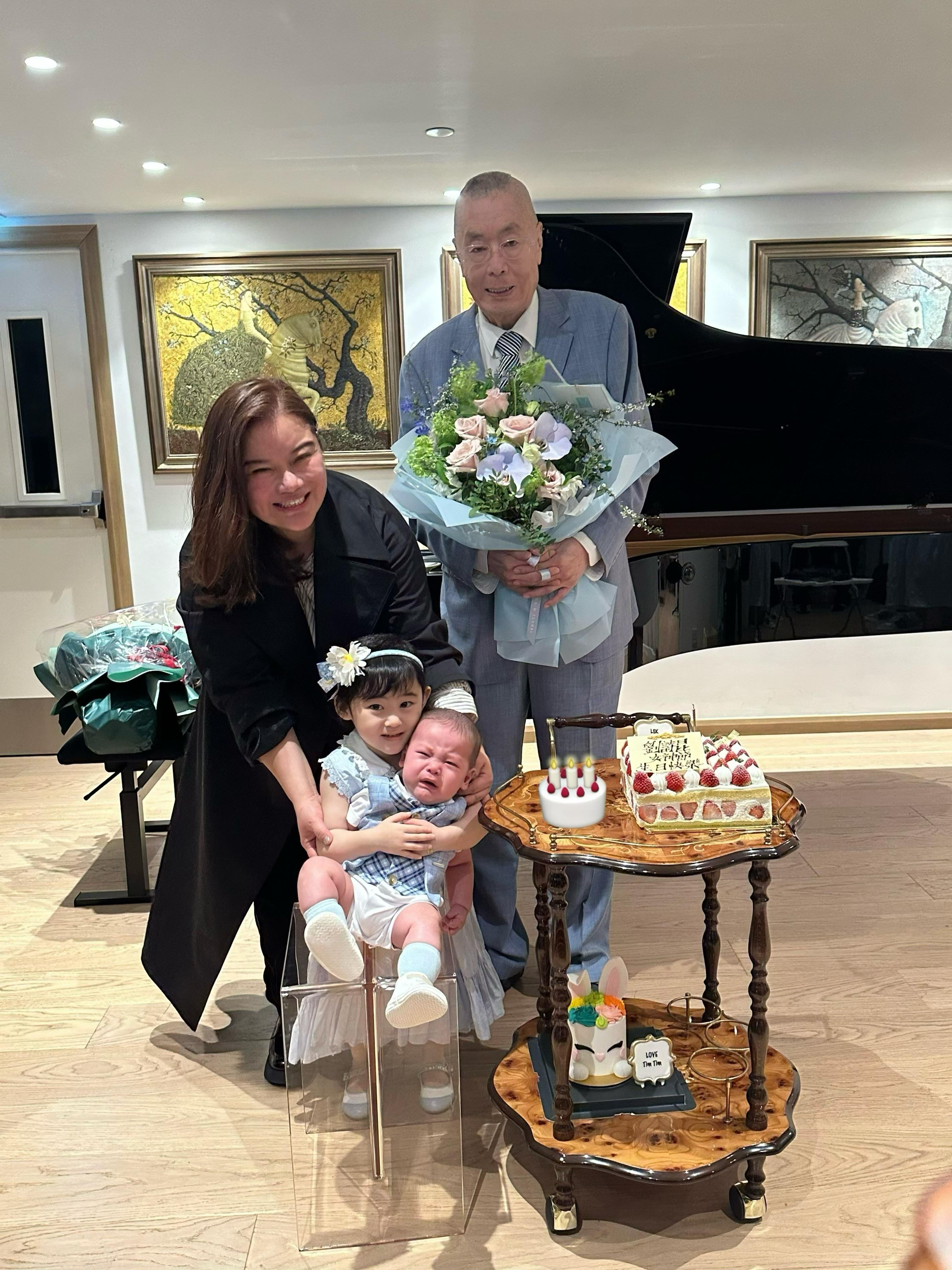 孫穎與一對子女為劉詩昆慶祝85歲生日。