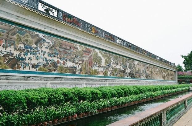 寶墨園內大型彩繪浮雕瓷壁畫《清明上河圖》,被列入健力士世界紀錄。(網上圖片)