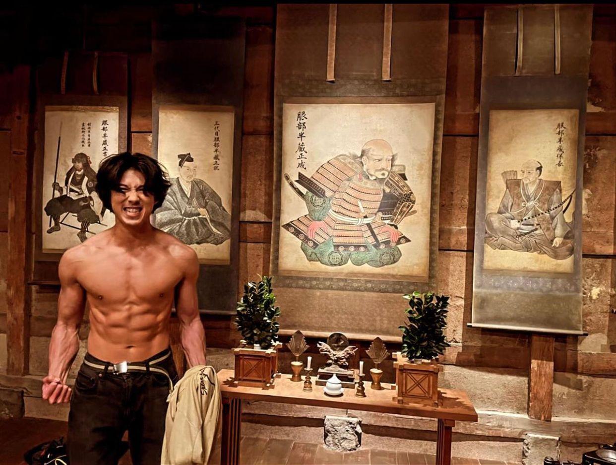 賀來賢人日前分享半裸照派福利谷劇。