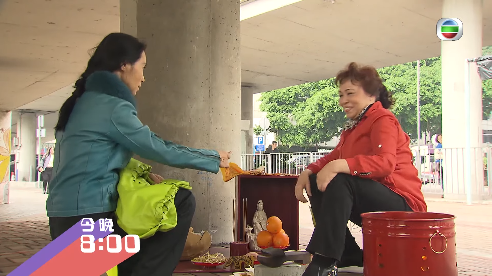 通常打小人首選肯定係銅鑼灣鵝頸橋底,因為這裡面對三岔路口,是最佳的「三煞位」。