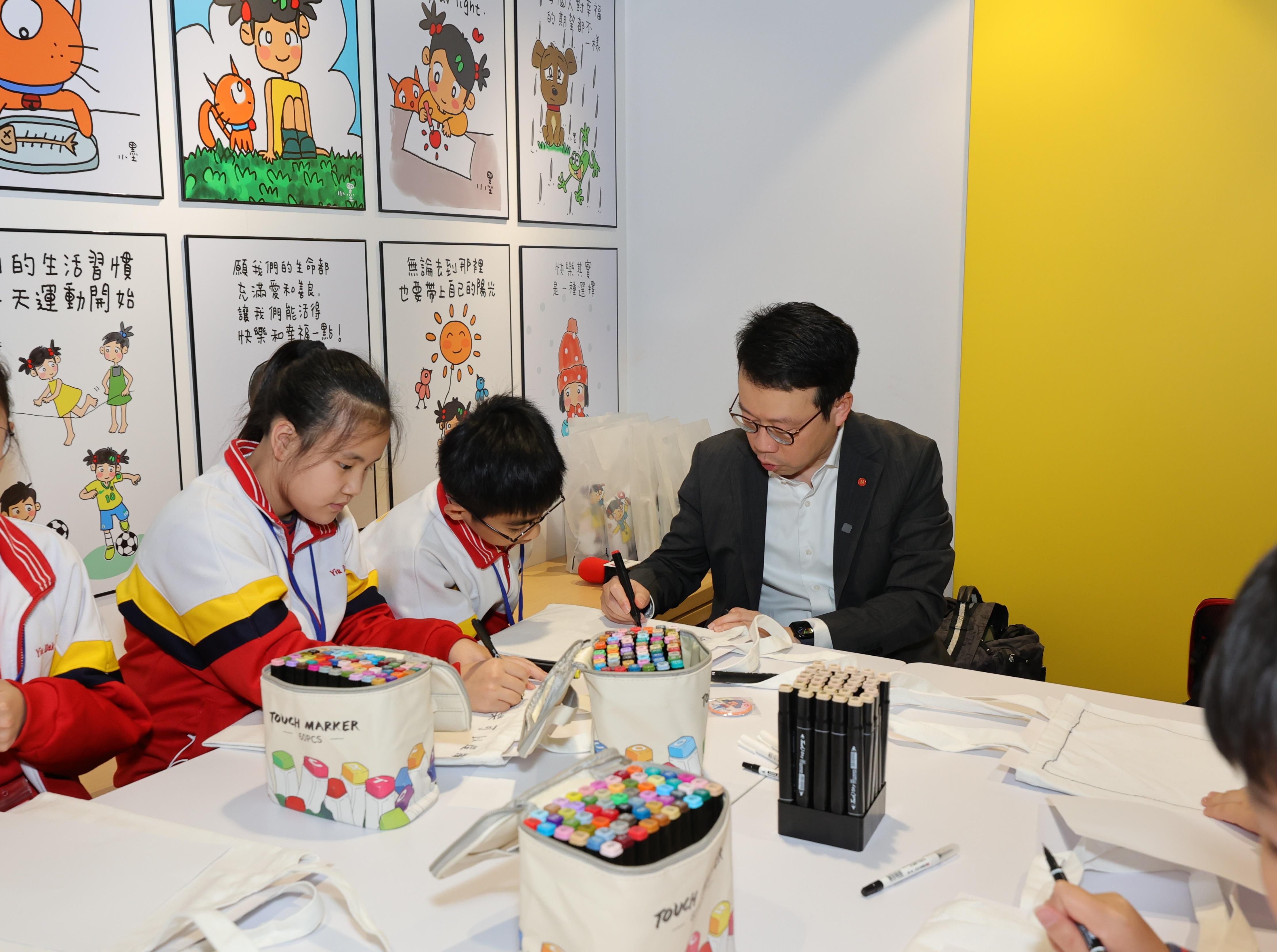 房協行政總裁陳欽勉與小學生一起繪畫。