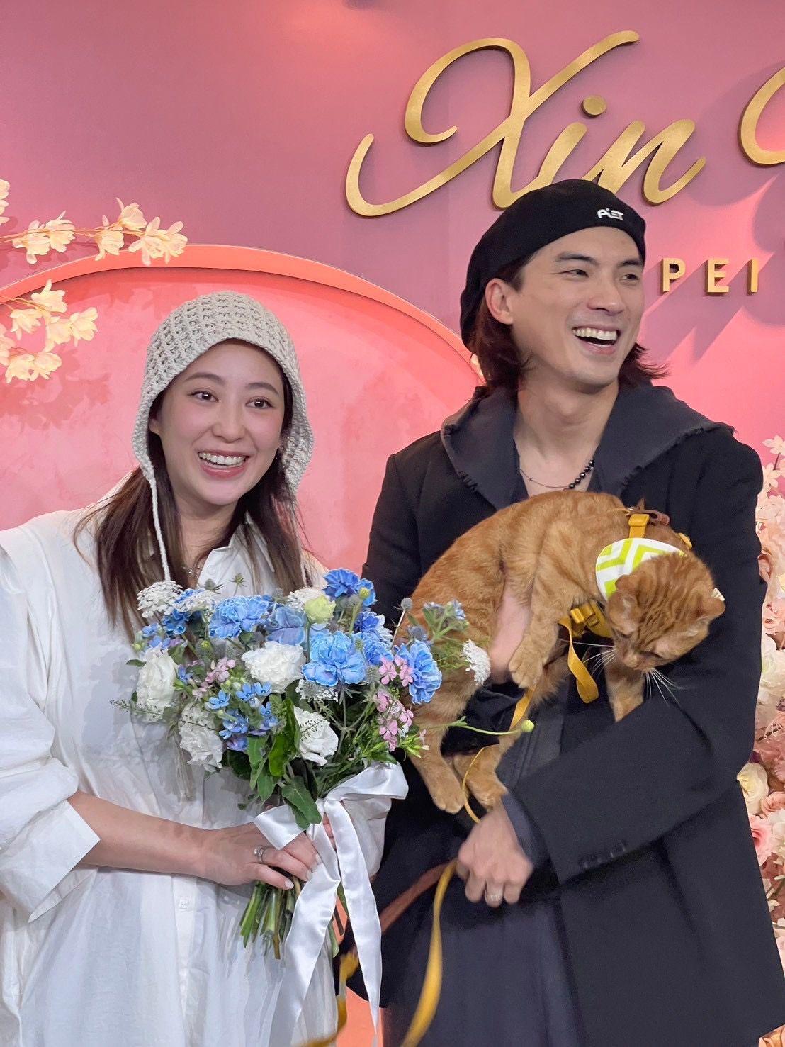 林哲熹娶拍拖10年經理人為妻,昨日抱埋愛貓正式結為夫妻。