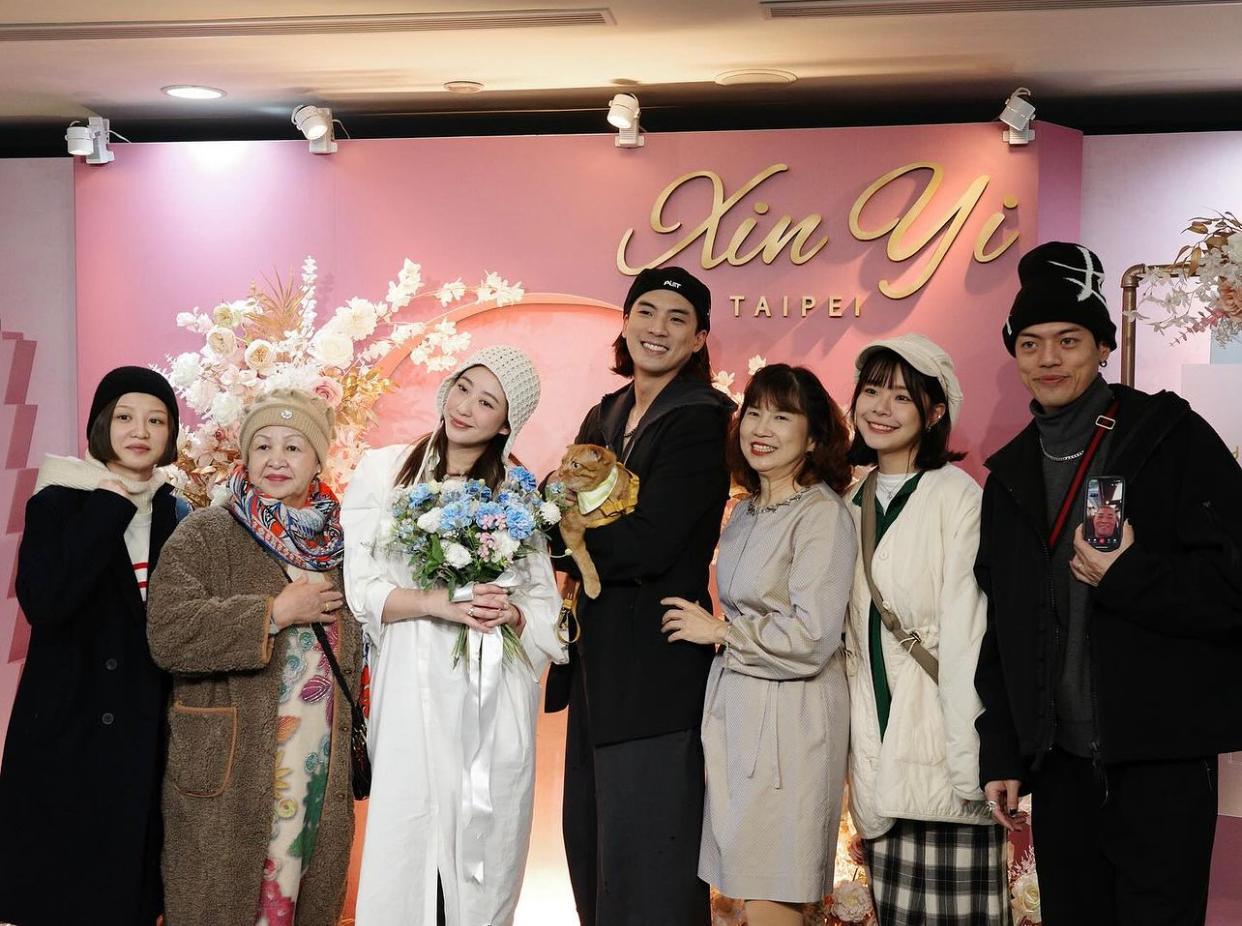 雙方家人到場見證。