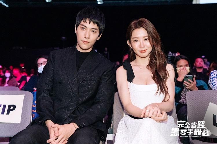 郭書瑤身穿低胸吊帶裙,大騷事業線,林子閎(左)為新劇《完全省錢戀愛手冊》盛裝出席香港國際影視展 。(圖:TVBS)