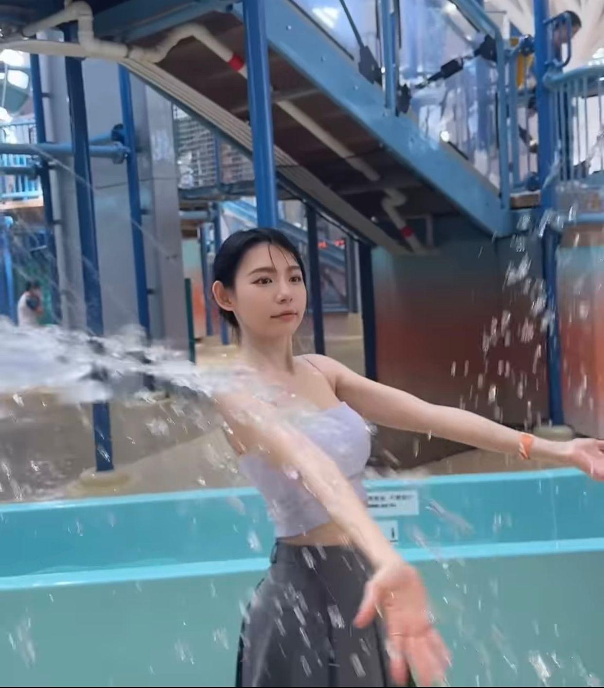 林明禎濕身曬激凸上圍及小蠻腰。