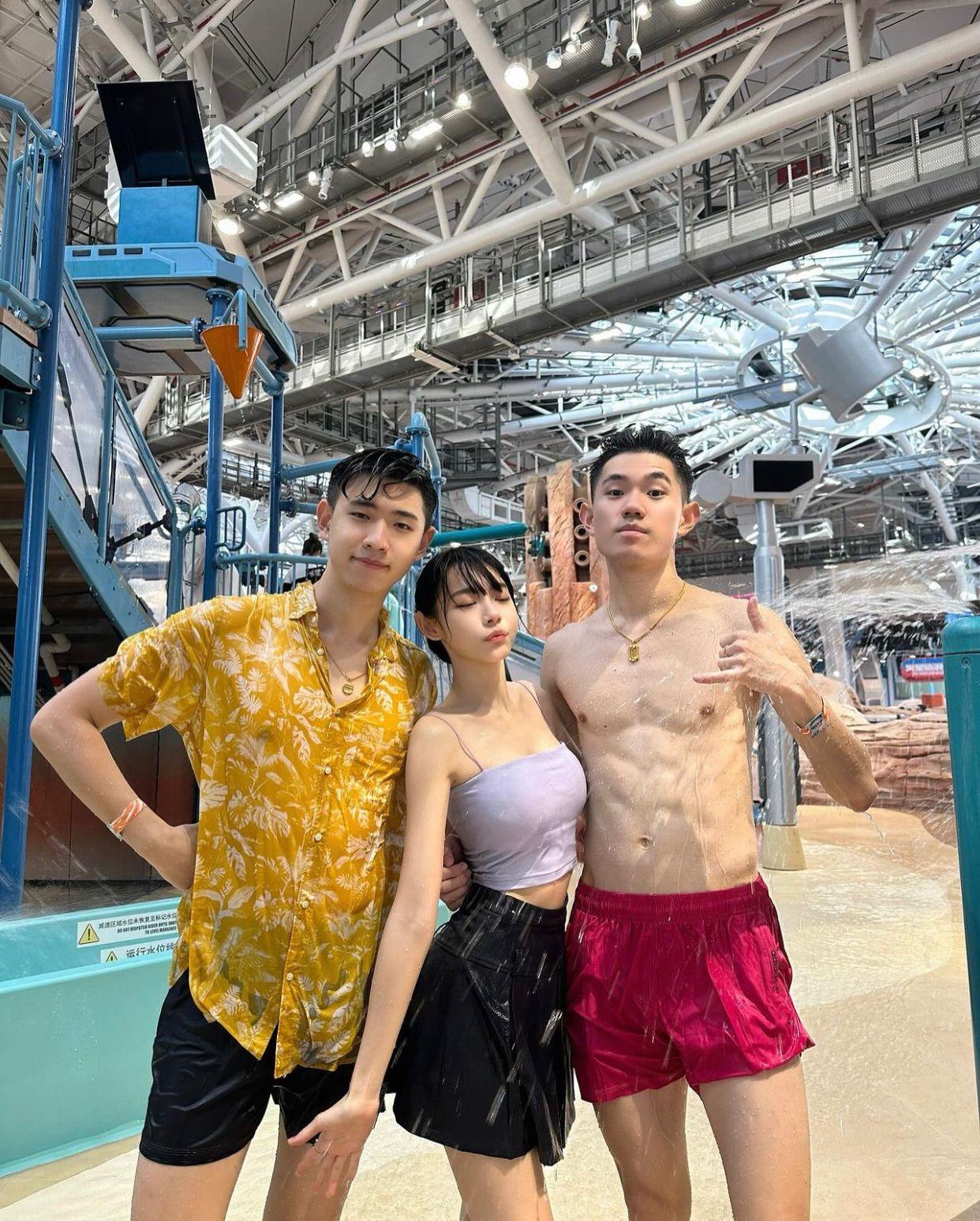 除了林明禎夠吸睛外,她又貼出跟兩位弟弟的合照。