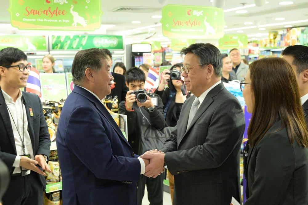 泰國副總理兼商務部長 Mr.Phumtham Wechayachai(左)、商務及經濟發展局局長丘應樺先生(右)