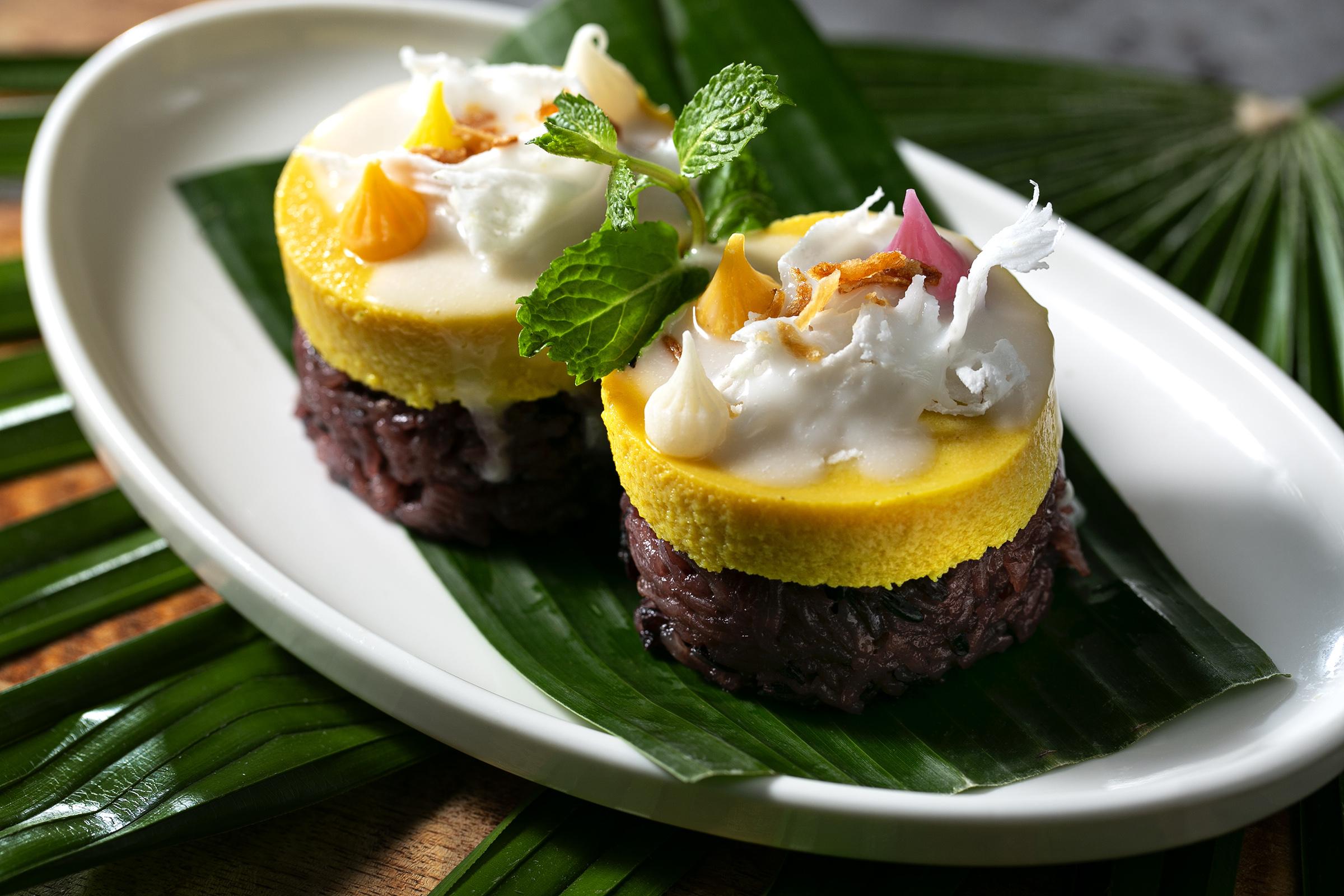 泰式黑糯米燉蛋 $88:大廚自家特色甜品,將軟糯香甜的黑糯米飯搭配以香葉、椰糖、椰汁燉製而成的滑溜燉蛋,配上泰國椰子肉、自家製糖霜生奶油,讓你嘆盡三重豐富口感享受,叫人再三回味!