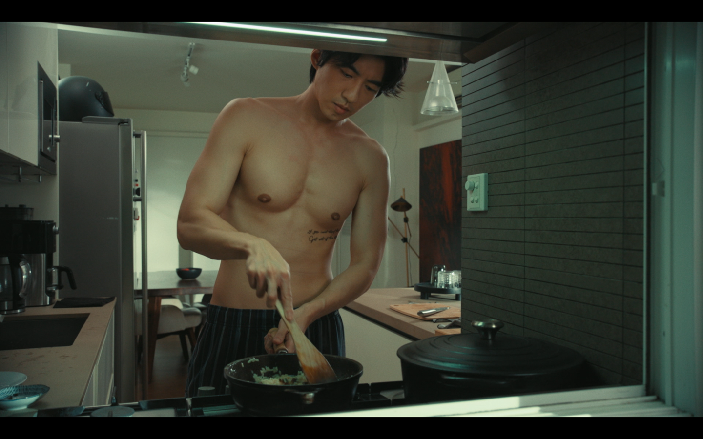 傅孟柏演的烈火經常半祼煮食。