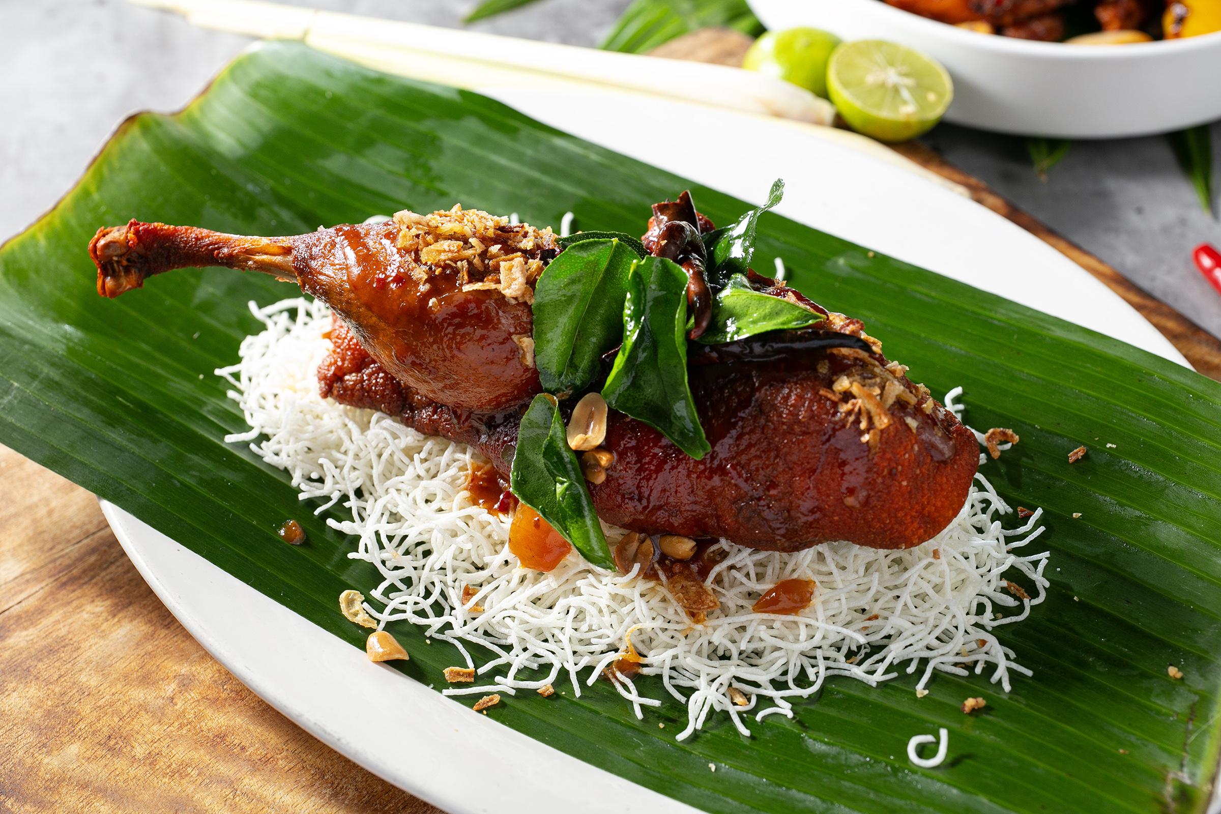 烤鮮鴨配酸甜椰子醬 $168:特選本地嫩鴨入饌,先以五香粉、香茅、香葉、蒜蓉等多款泰式香料醃製,令鴨肉香而不膩。再跟隨泰國先炸後焗的傳統製法,逼出鴨的鮮味之餘同時將鴨肉烹調得鮮嫩幼滑,肉汁在口中流竄。