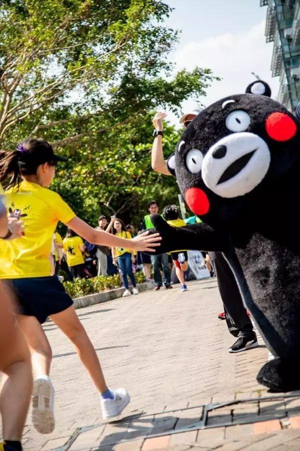 熊本熊為路跑選手打鼓打氣