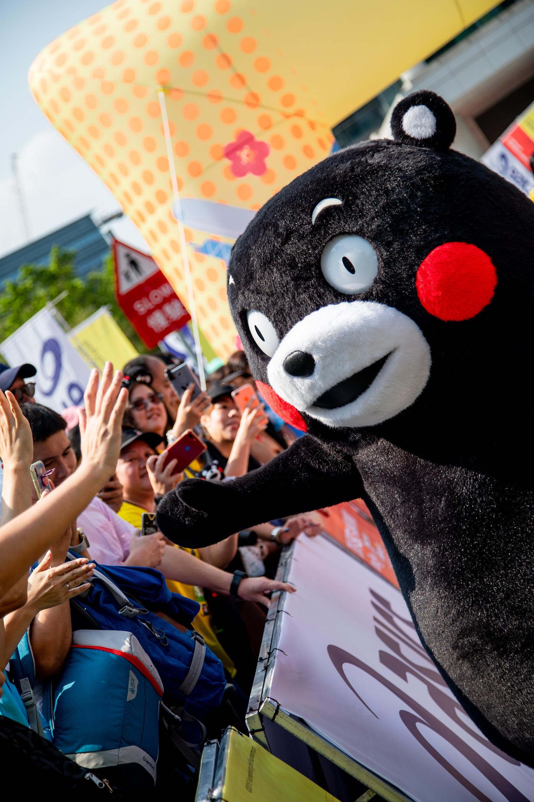 熊本熊盡派粉絲福利 與粉絲拍手互動