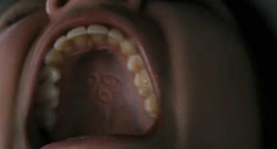 《第一凶兆》閃現魔鬼標記666,暗示魔鬼之母的真正身份。