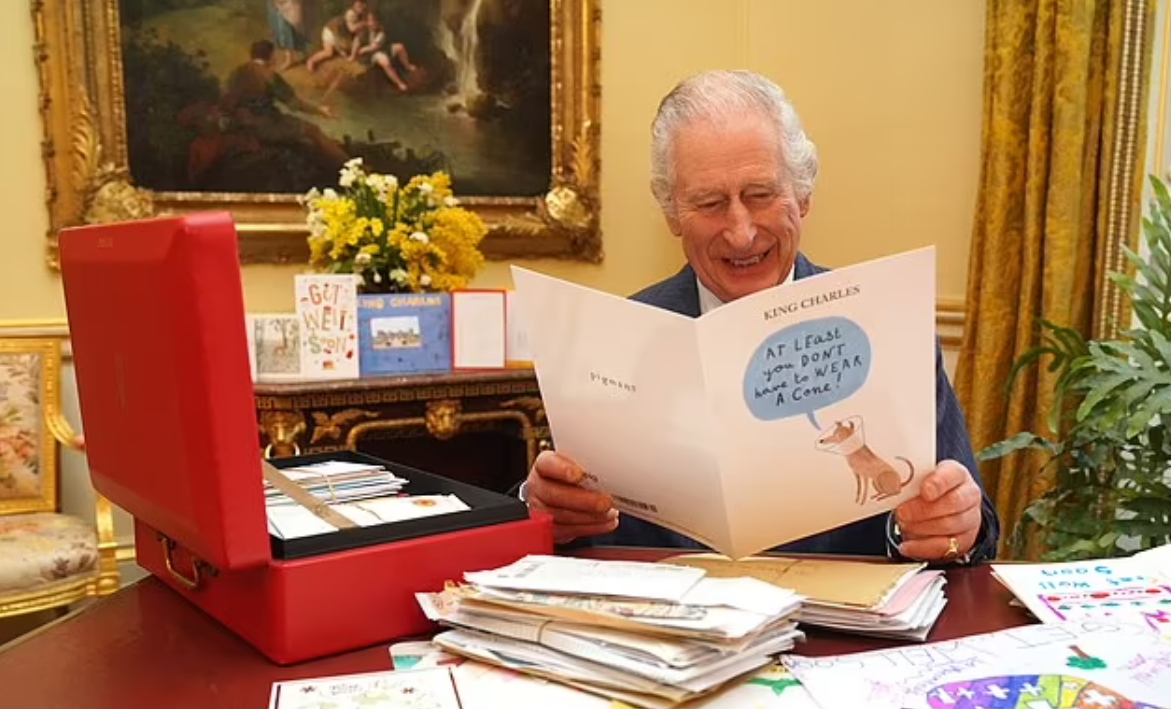 患癌查理斯早收慰問卡,竟被喻為「病狗」,他當時笑容滿面。(美聯社)