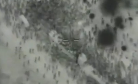 加沙衛生部門指責以色列士兵在加沙城一個救援物資領取點向輪候的巴勒斯坦民眾開槍,造成至少112人死亡、760人受傷(影片截圖)