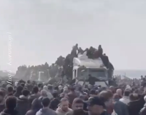 加沙衛生部門指責以色列士兵在加沙城一個救援物資領取點向輪候的巴勒斯坦民眾開槍,造成至少112人死亡、760人受傷(影片截圖)