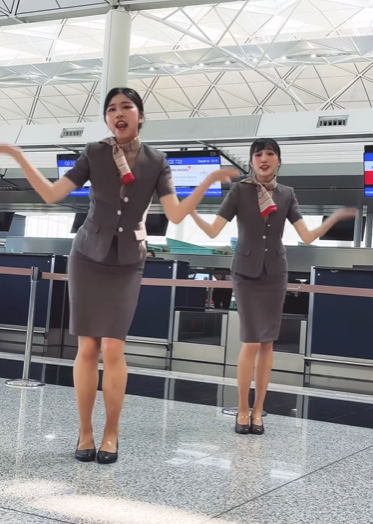 從韓亞航空的香港官方IG可見,不時發放空姐及空少於機場熱舞的影片,但始終未有交代是否本身是空姐抑或是外聘的舞蹈員。