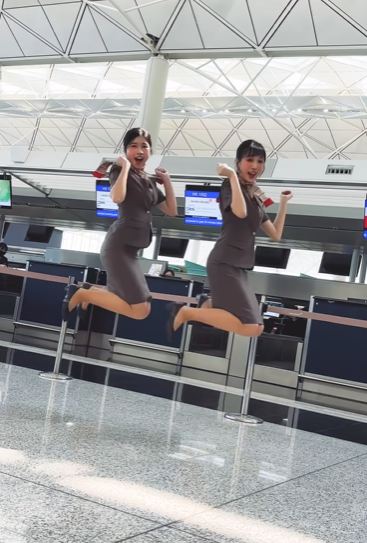 從韓亞航空的香港官方IG可見,不時發放空姐及空少於機場熱舞的影片,但始終未有交代是否本身是空姐抑或是外聘的舞蹈員。